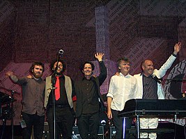 Crowded House v roce 2007, zleva Liam Finn, Matt Sherrod, Mark Hart, Neil Finn a Nick Seymour.