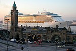 M/S Freedom of the Seas vid Landungsbrücken i St Pauli och Hamburgs hamn 2006.