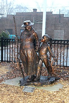 Metal statue of Tubman holding the hand of a child