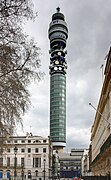 BT Tower (1964) en Fitzrovia, Londres, con un restaurante giratorio en la planta 34.