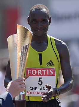 Met de overwinningsbokaal tijdens de marathon van Rotterdam 2007.