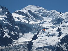 Mont Blanc sıradağlarının mavi gökyüzünün altındaki gri bulutların üzerindeki panoraması