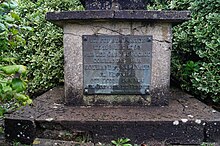 Photographie en couleur de la plaque du monument commémoratif, où est écrit : Ici fut remportée le 19 mars 1793 par les gars du bocage commandés par Royrand et Sapinaud la victoire qui donna son nom aux guerres de Vendée.