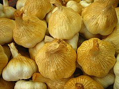 Smoked garlic (1350127407).jpg