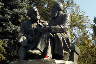 Άγαλμα των Ένγκελς και Μαρξ στο Κιργιστάν