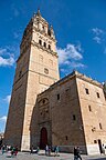 La tour (Torre de las Campanas), avec à droite un portail de la Vieille cathédrale.