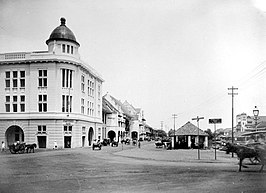 Een bankkantoor aan het grote kanaal in het oude centrum van Batavia.