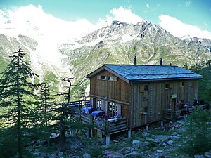 Die Europahütte am frühen Morgen mit Blick auf die gegenüberliegende Weisshorngruppe.