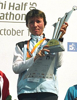 Irina Timofejeva met bokaal na het winnen van de halve marathon van Delhi op 16 oktober 2005.