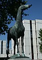 „Der wiehernde Hengst“. Zweitguss, 1974. Standort: Philosophikum I der Justus-Liebig-Universität Gießen. Erstguß (1961) steht vor dem Stadttheater in Aachen