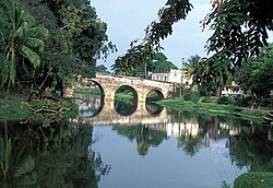 Yayabo Bridge over the Yayabo River som suger