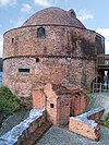 Pulverturm mit Resten der alten Stadtmauer 2005