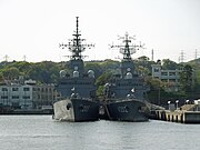 艦首側から見た「てんりゅう」（左）と「くろべ」