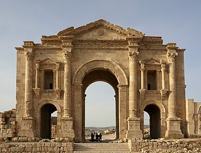 Arco de Adriano, em Gérasa, na Jordânia, de 129-30.