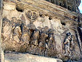 Arc de Tit: presoniers jusieus portant la menorah e las trompetas dau temple