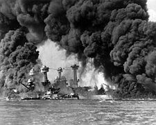 De amerikanske slagskipene USS «West Virginia» og USS «Tennessee» under det japanske angrepet på Pearl Harbor