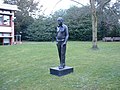 standbeeld voor Fred Hoyle ongedateerd geboren op 24 juni 1915