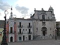 Piazza della Libertà: torretta civica, fontana, e chiesa di San Francesco