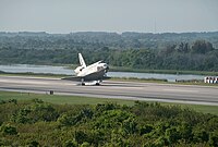 Discovery landt op Kennedy Space Center.