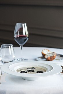 Soupe d'artichaut à la truffe noire, brioche feuilletée aux champignons et truffes.jpeg