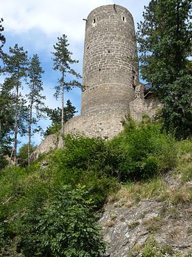 Une des tours de l'ancien château vue de la cour intérieure du deuxième château.