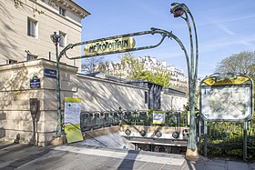 L'entrée principale de la station en 2022.