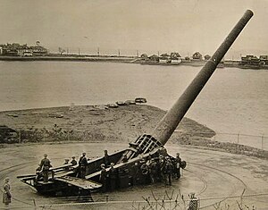 16-inch gun M1919 at Fort Duvall, Massachusetts, typical of pre-WWII 16-inch installations. FortDuvallM191901.jpg