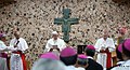 Il cardinale Pietro Parolin (a destra) e il cardinale Oswald Gracias (a sinistra) indossano l'abito piano bianco con occhielli, bottoni, bordi, fodera, fascia, e zucchetto color porpora. Al centro papa Francesco e all'estrema sinistra, col microfono in mano, mons. Lazarus You Heung-sik (oggi cardinale)