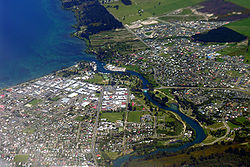 Pemandangan udara Danau Taupo dan Sungai Waikato