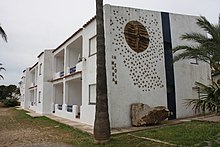 Memorial site on the side of a building at the campground Los Alfaques Gedenken.jpg