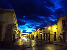 Sebuah jalan di pusat kota Oaxaca