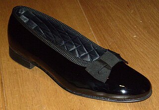 <span class="mw-page-title-main">Court shoe</span> Type of shoe with low-cut front