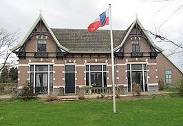 Monumentale boerderij met dorpsvlag