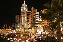 The New York-New York casino en la noche, desde el Strip