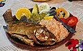 Mojarra frita (goreng) disajikake kanthi macem-macem hiasan, kalebu nopales, ing Isla de Janitzio, Michoacán.