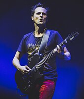 Метью Белламі (англ. Matthew James Bellamy) — вокал, гітара, клавішні, клавітара