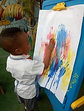 طفل يرسم في إحدى مدارس مُونْتِيسُورِي.