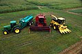 Fotografia de tres maquinas agricòlas modèrnas