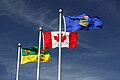 Baner Saskatchewan yn cyhwfan wrth faner Canada a baner Alberta yn cyhwfan wrth faner Canada a baner Alberta yn Lloydminster