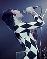 Freddie Mercury (Farrokh Bulsara) (Zanzibar (cetté), 5 settèmmre 1946 - Londra, 24 novèmmre 1991)