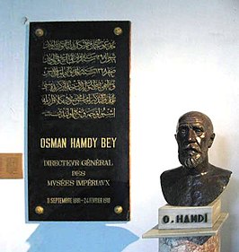 Buste van Osman Hamdi Bey door Jervant Voskan, in het Archeologisch Museum van Istanboel