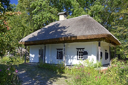 Національний музей наро́дної архітектури та побуту Украї́ни, м.Київ. Хата з с. Красна Попівка, Кремінської ОТГ, Сіверодонецького району, Луганської область. Будівля представляє традиційне житло Луганщини ХІХ-ХХ ст.