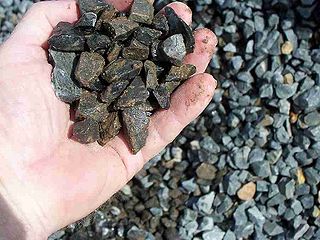 <span class="mw-page-title-main">Crushed stone</span> Artificial gravel of angular shape, used as construction aggregate