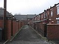 Callejón posterior de un conjunto de viviendas, en Mánchester.