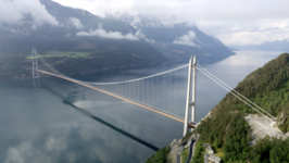 Met de Hardangerbrua wordt de Eidfjord overspand