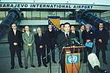 Predsjednik SR Jugoslavije, Vojislav Koštunica, s državnim rukovodstvom BiH na aerodromu Sarajevo. (Jerković, četvrti s lijeva)