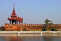 Vọng lâu và hào lũy của cổ thành Mandalay ở trung tâm thành phố