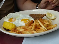 Milanesas a caballo, también llamadas milanesa a lo pobre.