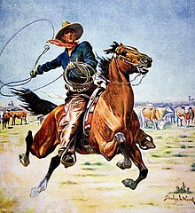 Au milieu d'une prairie, des vaches broutant en arrière plan, un cheval est lancé au grand galop. Son cavalier équipé d'un chapeau en cuir, d'un bandana rouge, d'une chemise bleue et de longue chaps en cuir, fait tourner son lasso.