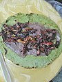 Taco indígena de chapulines (criquets) en cours de préparation avec une « tortilla de nopal », une préparation traditionnelle mais rare.